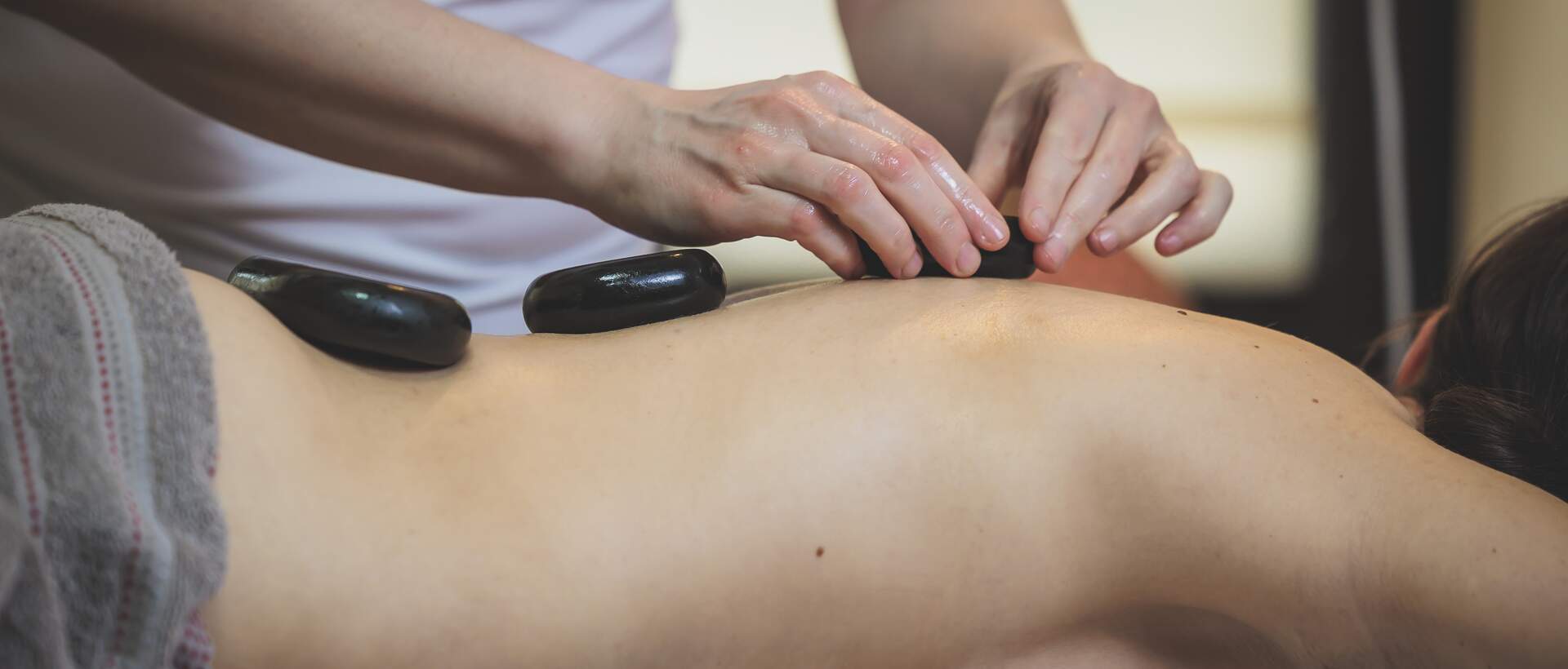 Masaż gorącymi kamieniami